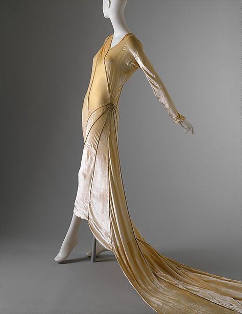 Silk wedding dress designed by Madeleine Vionnet, c.1929 Look Gatsby, Style Année 20, Madeleine Vionnet, 20s Fashion, Fashion Institute, Vintage Gowns, 1930s Fashion, Vintage Couture, 1920s Fashion