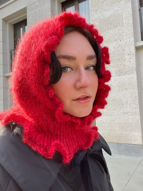 hand knit balaclava with frills! knitting pattern is the “serpent balaclava” by milena paulina:) Knit Balaclava, Crochet Hood, Knitted Balaclava, Knit Wear, Diy Vetement, The Serpent, Crochet Fashion Patterns, Knitted Hood, Crochet Inspiration