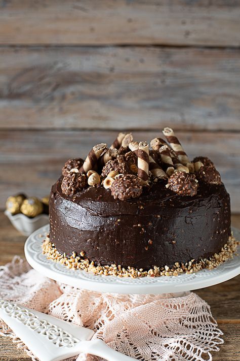 La torta al cioccolato con vero Ferrero Rocher, più buona che ci sia!! E la ricetta, vi assicuro che è davvero semplicissima!!😍 Ferrero Rocher Cake Design, Ferraro Rocher Cake Birthday, Cake With Ferrero Rocher On Top, Chocolate Cake Ferrero Rocher, Forero Rocher Cupcakes, Ferrero Rocher, Nutella