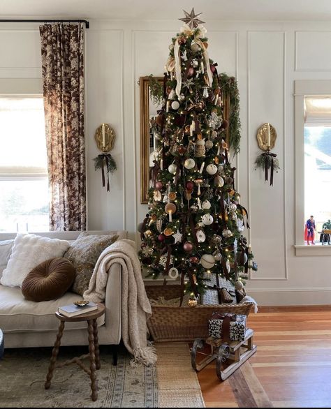 via ciarakenaston instagram Christmas Tree Inspo, Christmas Decor Inspiration, Unique Christmas Trees, Ribbon On Christmas Tree, Tree Themes, Christmas Tree Inspiration, Christmas Themes Decorations, Instagram Christmas, Christmas Inspo