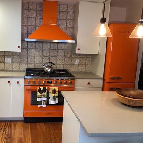 SMEG USA on Instagram: “Thanks for sharing the pic.of your kitchen @jenniekixmiller! #orange #portofino #rangecooker #fridge #kitchendesign #styleinspiration…” Orange Kitchen Appliances, Burnt Orange Kitchen, Range Cookers, Room 2023, Retro Appliances, Bright Kitchen, Fantasy Furniture, Retro Interior Design, Orange Kitchen