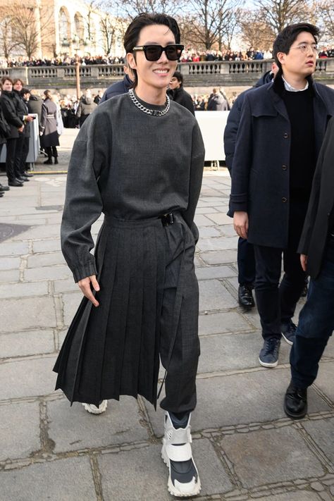 Dior Men Outfit, Lucien Laviscount, Fashion Week Outfit Ideas, Milan Fashion Week Men, Men Fashion Week, Dior Skirt, Men Wearing Skirts, Fashion Week 2023, Week In Paris