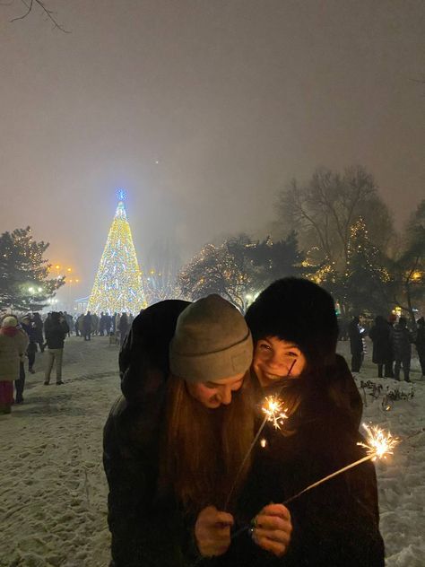 Christmas People Aesthetic, New Year With Bestie, Aesthetic Christmas Friends, Christmas Photo Friends, Best Friends Christmas Aesthetic, Christmas Pictures To Recreate With Friends, Christmas With Bestie Aesthetic, Winter Photos Friends, Christmas Photo Ideas With Friends