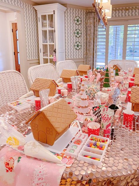 Gingerbread Decorating Party, Gingerbread Birthday Party, Gingerbread House Decorating Party, Gingerbread House Decorating, Christmas Party Planning, Christmas Party Activities, Gingerbread House Parties, Gingerbread Party, Sleepover Birthday Parties