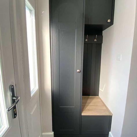 Small Mudroom Ideas Entryway, Small Entrance Halls, Small Entryway Bench, Small Entryway Ideas, Entry Nook, Tiny Entryway, Small Mudroom Ideas, Small Foyer, Entry Closet