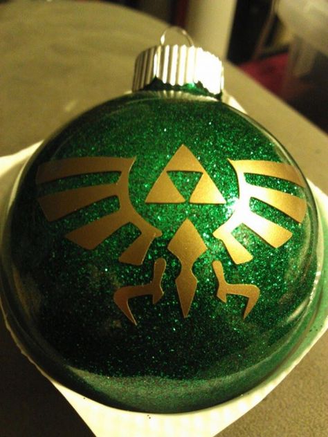 Legend of Zelda triforce ornament - 15 Really Cool Christmas Tree Ornaments Zelda Ornament, Nintendo Decor, Pokemon Ornaments, Nerd Christmas, Quote Font, Nerdy Christmas, Geek Christmas, Hyrule Castle, Zelda Triforce