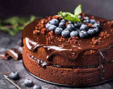 Guia da Cozinha - 9 coberturas de chocolate para deixar seu bolo ainda mais gostoso Vegan Chocolate Cake Recipe, Mousse Au Chocolat Torte, White Cake Recipes, Blueberry Cake Recipes, Cake Pan Set, French Cake, Easy Chocolate Desserts, Online Cake Delivery, Vegan Chocolate Cake