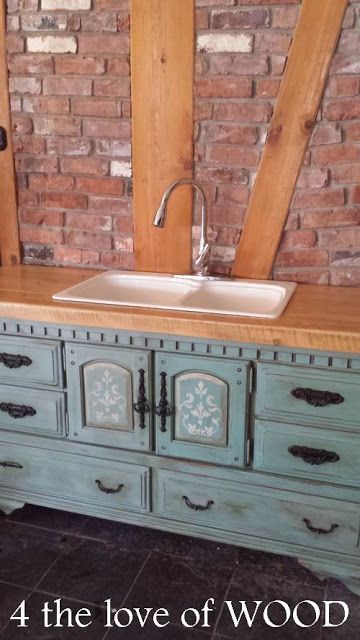 BEAUTIFUL WORKSHOP SINK - made from an old dresser! She switched out the top with planks, added a sink, and plumbing. So very cool. Tuscan Apartment, Diy Kitchen Sink Cabinet, Treasure Painting, Dresser Sink, Vintage Kitchen Sink, Kitchen Sink Diy, Kitchen Sink Cabinet, Dresser Kitchen Island, Kitchen Island With Sink