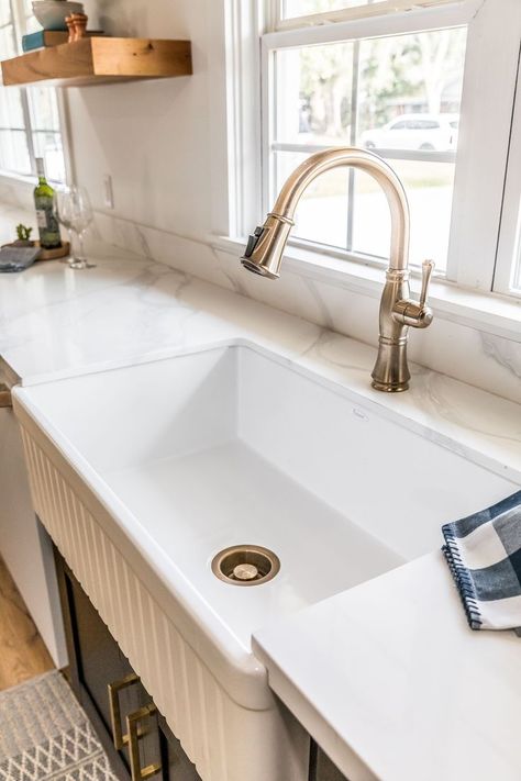 White Sink Gold Faucet, Kitchen Gold Faucet, Kitchen Sink Farmhouse, Dream House Architecture, Midcentury Modern House, Industrial Farmhouse Bathroom, Louisiana Kitchen, Tiny Kitchen Design, Gold Faucet