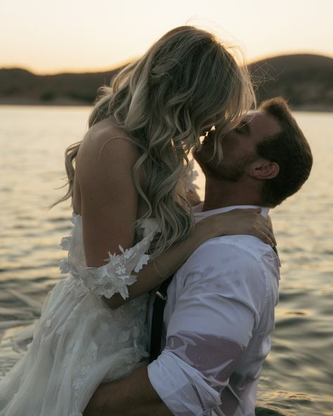 bucketlist moment: wedding dress in lake✔️ Lake Wedding Photo Ideas, Wedding Photo Lake, Wedding Photos In Water, Swimming Wedding, Lake Wedding Photos, Hippie Bride, Lake Swimming, Lake Photoshoot, Wedding Lake