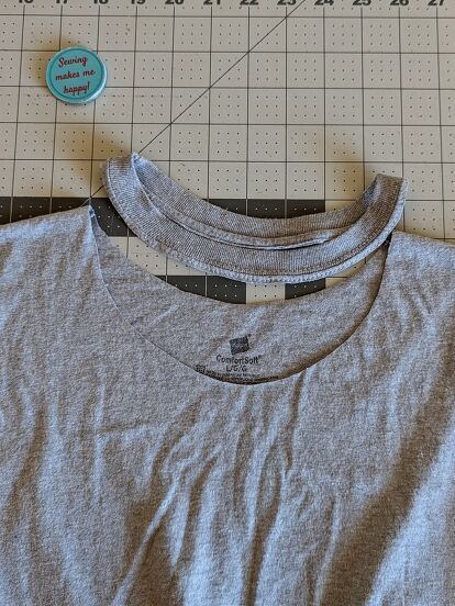 Living in a house with all males has left me with NO shortage of comfy t-shirts. What do I do with all those t-shirt? It seems like a waste not to use all that fabric for something. Here is a quick and fun refashion for those comfy and loved tees in your wardrobe. Let's Get Started I had this men’s size large comfort tee for a while. It’s super soft and drapey with zero stains or holes. I wanted to be able to wear it for more than just around the house. So I looked in my fabri… Altered T Shirts, Mens Shirt Refashion, Tshirt Redo, Upcycle Clothes Diy, Creative Sewing, Tshirt Refashion, Upcycle Tshirt, Upcycle Sewing, Recycled T Shirts