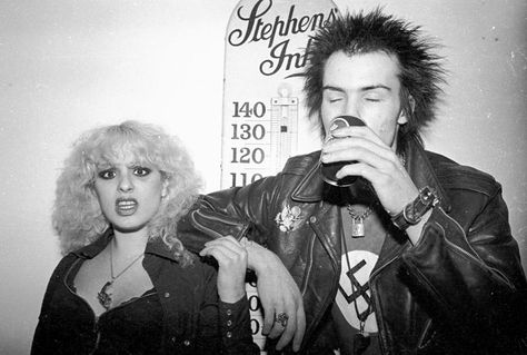 Photo by Richard Mann 1978 Sid Vicious Quotes, Sid Vicious Nancy, Nancy Spungen, Punk Couple, Sid And Nancy, British Punk, Johnny Rotten, Punk Rocks, Punk Culture