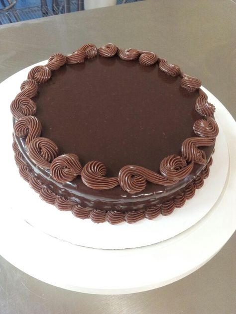 Flourless Chocolate Cake Round Chocolate Cake Decorating Ideas, Chocolate Grooms Cake, Chocolate Birthday Cake Decoration, Small Birthday Cakes, Truffle Cake, Chocolate Cake Designs, Flourless Chocolate Cake, Easy Chocolate Cake, Simple Cake Designs