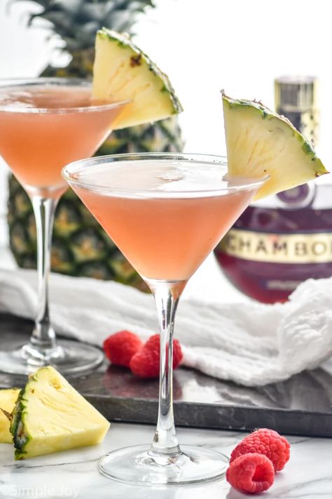 French Martini - Simple Joy French Kiss Martini, Quick Bread Rolls, Cocktails To Make At Home, French Martini, Slow Cooker Casserole, Martini Recipes, Alcohol Drinks, One Pot Pasta, Adult Beverages