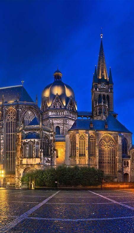 Pictures Of Germany, Aachen Cathedral, Aachen Germany, Visit Germany, Cathedral Architecture, The Cathedral, Historical Architecture, Beautiful Buildings, Beautiful Places To Visit