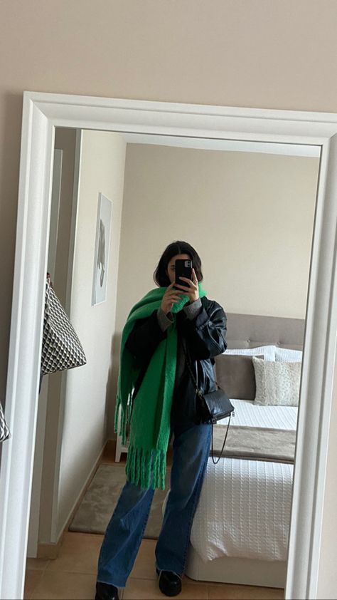 Bright Green Scarf Outfit, Green Accessories Outfit, Old Money Aesthetic Autumn, Oversized Scarf Outfit, Green Scarf Outfit, White Scarf Outfit, Big Scarf Outfit, Outfits Winter Aesthetic, Scarf Outfit Fall