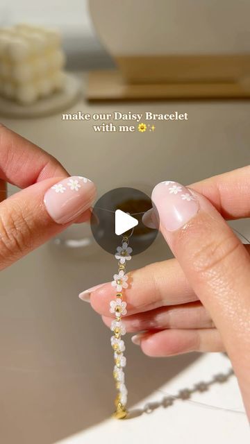 Diy Glass Bead Bracelets, How To Make Chain, Daisy Seed Bead Bracelet, Aesthetic Seed Bead Bracelets, Diy Bracelet Aesthetic, How To Make Daisy Bracelet, Aesthetic Bracelets Ideas, Bracelet Ideas Small Beads, Glass Seed Bead Bracelet Ideas