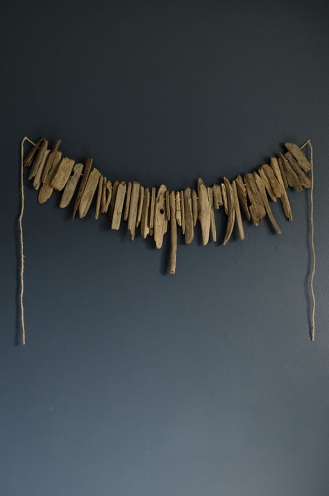 Bus Homes, Driftwood Garland, Easy Wall Art, Diy Driftwood, Driftwood Diy, Driftwood Projects, Simple Wall Art, Wall Art Ideas, Beach Wood