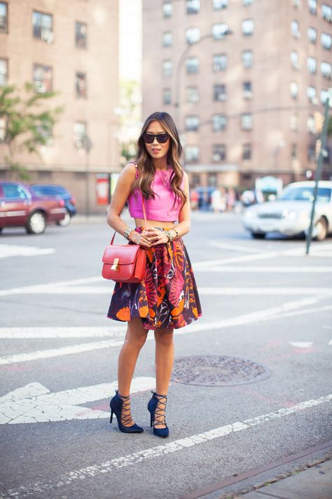 color and prints in the streets of New York Skirt Trends, Song Of Style, Warm Spring, Midi Skirts, New Classic, Street Chic, Look Chic, New York Fashion Week, Perfect Outfit