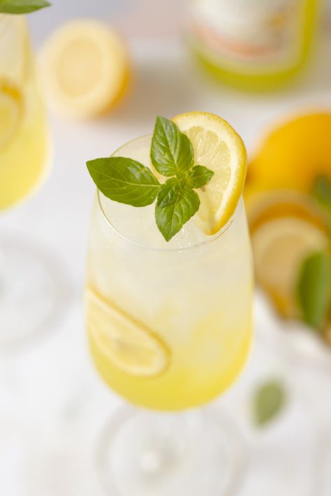 This refreshing Italian cocktail combines zesty limoncello, bubbly prosecco, and soda water for a perfect summer drink. Fresh Drink Recipes, Italian Limoncello, Limoncello Spritz, Ginger Cocktails, Baileys Recipes, Italian Liqueur, Spritz Recipe, Italian Cocktails, Perfect Summer Drink