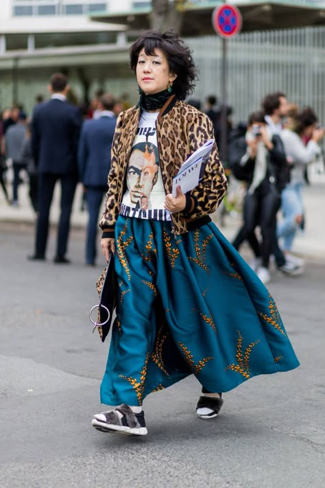 Newyork Streetstyle Fall, Newyorker Fashion Street, Dries Van Noten Street Style, Newyorker Fashion, Dries Van Noten 2022, Newyork Streetstyle, Eclectic Clothing Style, Pattern Outfits, Eclectic Clothing