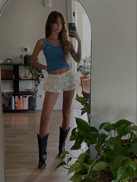 Rbd Outfits Ideas, Rbd Outfits Ideas Concert, Karol G Concert Outfits, Rbd Outfits, Ruffle Shorts Outfit, Bloomers Outfit, Ruffle Skirt Outfit, Shorts And Cowboy Boots, Coachella Fits