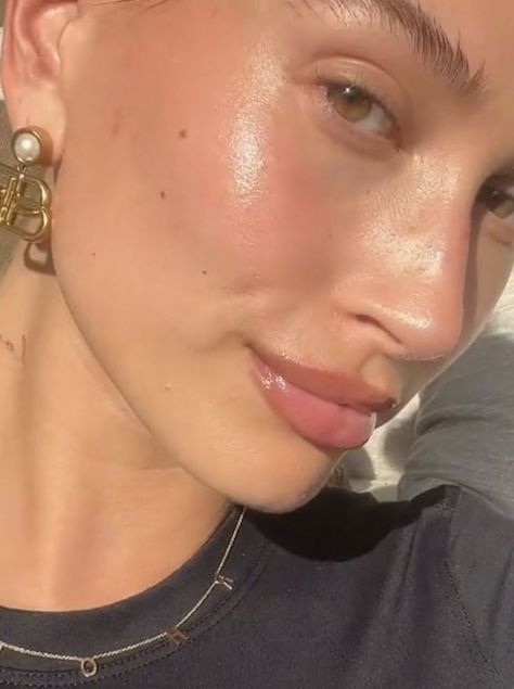 No Make Up Make Up Look, Hayley Bieber, Clear Glowing Skin, Glow Skin, Dewy Skin, Glowy Skin, Clean Makeup, Skin Routine, Glass Skin