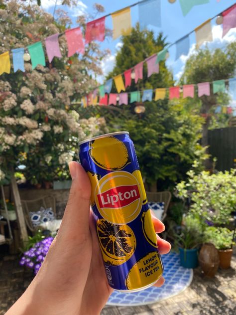 Icetea Aesthetic, Lipton Peach Iced Tea, Summer Patio Ideas, Summer Garden Flowers, Lipton Ice Tea, Peach Ice Tea, Lemon Drink, Summer Patio, Ice Tea