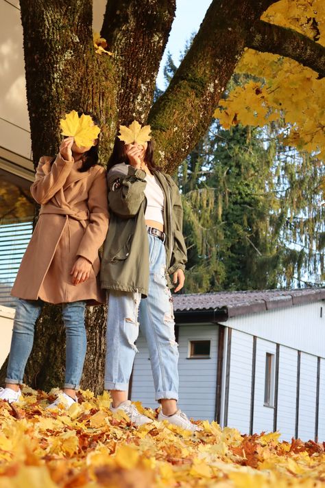 Autumn Friends Photoshoot, Photo Inspo Two People, Bff Fall Photoshoot, Fall Pictures With Best Friend, Fall Photoshoot Ideas Friends, Bestie Fall Photoshoot, Fall Bestie Photoshoot, Friend Fall Photoshoot, Fall Best Friend Photoshoot