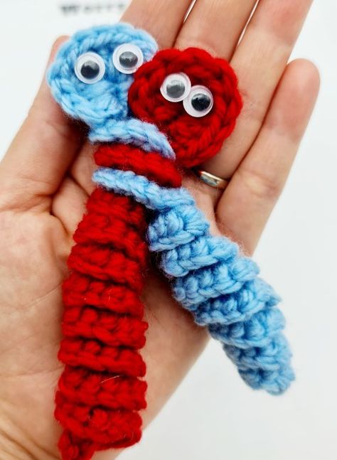 How to crochet Worry Worms in 5 minutes for absolute beginners Crochet Wiggle Worm, Crochet Mini Yip Yip Free Pattern, Worry Worm Knitting Pattern, Crochet Book Worms, Crocheted Worry Worms, Worry Worms Crochet Pattern, Worry Worm Crochet Pattern Free, Worry Worms Crochet, 5 Minute Crochet Projects