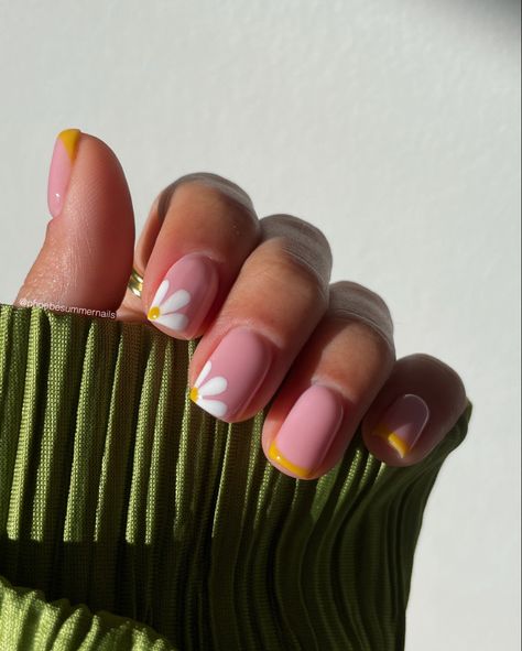 Short Oval Nails Designs Simple, Nails For Spain Trip, Very Short Natural Nail Designs, Simple Nail Art Summer, Simple Short Nail Designs Summer, Short Nails Design Ideas 2024 Summer, Simple Short Summer Nails, Short Square Summer Nails, Simple Summer Nails Short