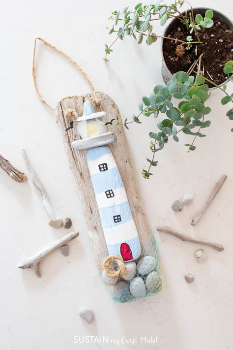 This driftwood craft idea brings out the best part of a nautical theme. Not only are you using driftwood, but there is a cute lighthouse too! Lighthouse Craft, Diy Lighthouse, Diy Nautical Decor, Lighthouse Crafts, Diy Nautical, Candy Corn Decorations, Beach Themed Crafts, Diy Beach Decor, Driftwood Art Diy