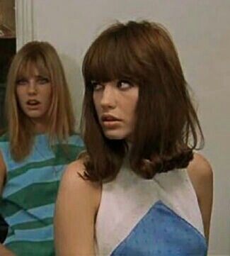 JANE BIRKIN & GILLIAN HILLS - 1966 in BLOW UP! Singer-Actress GILLIAN HILLS does a lovely version of "Leave Me Be" by CHRIS WHITE-THE ZOMBIES in French. "Rentre Sans Moi".. it's a shame she didn't do more in this direction. JANE BIRKIN is a 1960's style icon, actress ((also in 1968 film WONDERWALL)) singer & was partners in music & life w/ SERGE GAINSBOURG... 60s Long Bob, Gillian Hills, 60s Bangs, Style Icons Boho, 1960's Style, 60s Hair, 60s Women, Jill Scott, 38 Super