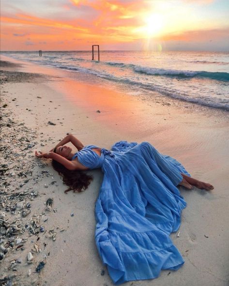 Beach Dress Photoshoot, Quince Picture Ideas, Quince Photoshoot Ideas, Quince Pictures, Glamour Photo Shoot, Quinceanera Photoshoot, Honeymoon Photos, Summer Picture Poses, Beach Photography Poses