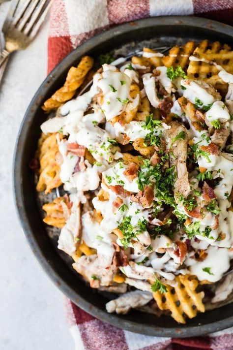 Delicious crispy waffle fries topped with creamy chicken Alfredo sauce and thick chunks of bacon. This is party food at its best! #nachos #chickenalfredo #appetizer Alfredo Fries, Homemade Crispy Fries, Bacon Nachos, Chicken Alfredo Sauce, Creamy Chicken Alfredo, Fries Recipes, Crispy Fries, Future Chef, French Fries Recipe