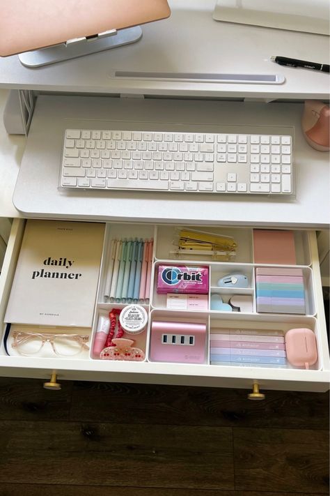 Matching aesthetic office supplies amazon desk drawer organization Desk With Organizer, Cubicle Drawer Organization, Staying Organized Aesthetic, Neat Desk Aesthetic, Organization Asethic, Desk Organization Ideas Drawers, Office Drawers Organization Ideas, Desk Organization Inside, Stationary Drawer Organization