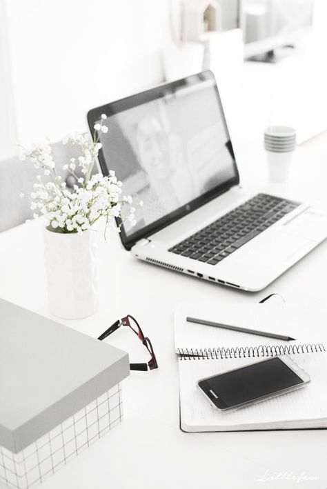 Work Office Decor, Writing A Cover Letter, Office Wallpaper, Flat Lay Photography, Work Table, Office Inspiration, Online Shops, Work Office, White Aesthetic