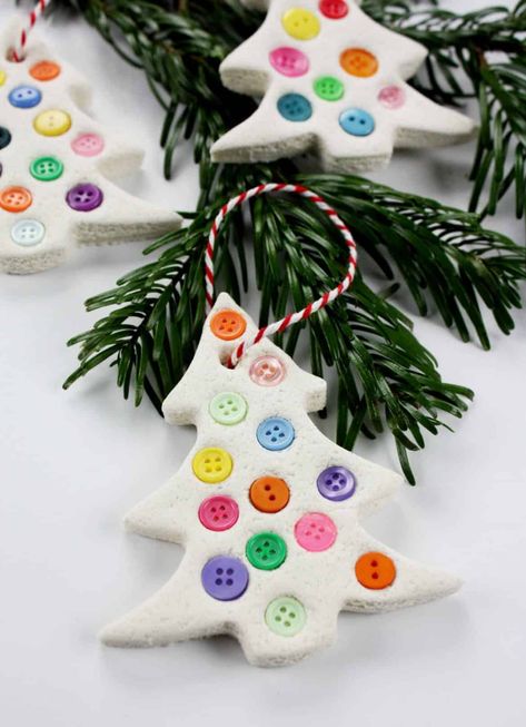 Toddler Homemade Christmas Ornaments, Christmas Diy Toddler Crafts, Air Dry Clay Ornaments Diy Kids, Hanging Christmas Crafts For Kids, Diy Toddler Ornaments Christmas, Christmas Diy Kindergarten, Christmas Ornament Kindergarten, Diy Christmas Toddler Crafts, Diy Tree Ornaments For Kids