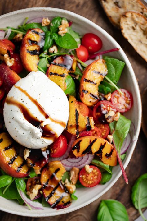 peach burrata salad Grill Night Ideas, Party Salad Ideas, Dinner Ideas Salad, Burrata Salat, Peach Burrata Salad, Peach And Burrata, Grill Foods, Salad With Peaches, Peach Burrata