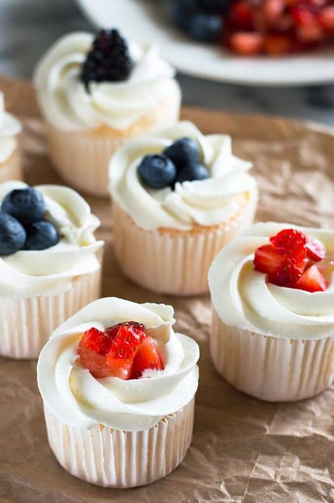 Yoghurt Muffins, Angel Food Cupcakes, Light Dessert, Food Cupcakes, Small Batch Baking, Recipes Savory, Recipes Sweet, Light Desserts, Angel Cake