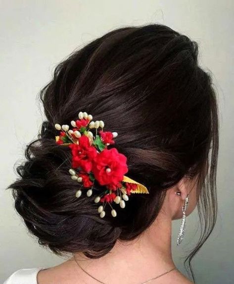 Hair Buns For Medium Hair Wedding Indian, Rose Bun Hairstyle, Indian Party Hairstyles, Mehndi Hair, Bun For Short Hair, Hair Styles For Wedding, Indian Hair Accessories, Messy Bun For Short Hair, Mehndi Hairstyles