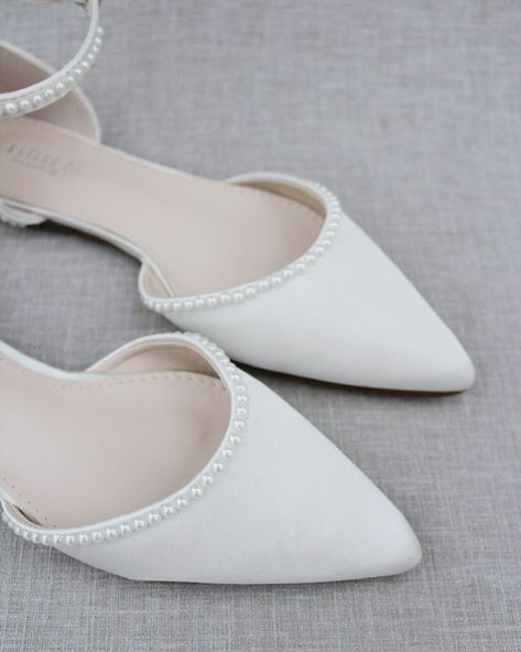 Simple Flat Wedding Shoes, Flat White Shoes Brides, Flat Wedding Dress Shoes, Elegant Wedding Flats, Wedding Shoes Flats For Bride Comfy, Brides Shoes Comfortable, White Wedding Flats For Bride, Elegant Wedding Shoes Brides Flat, Bridal Shoes No Heel