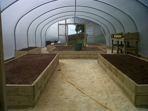 Raised beds layout for an 18ft wide x 42ft long polytunnel.  http://www.premierpolytunnels.co.uk/shop/polytunnels/18ft-wide/ Poly Tunnel Ideas Diy Greenhouse, High Tunnel Greenhouse Layout, Diy High Tunnel, High Tunnel Gardening Layout, Raised Bed Layout, Garden Tunnel, Serre Diy, High Tunnel, Raised Gardens