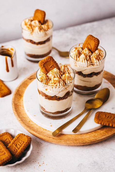 Un dessert gourmand et sans cuisson : le Tiramisu spéculoos ! Un goût riche, une texture fondante pour ce tiramisu mascarpone aux biscuits spéculoos et café (sans oeuf). Une recette simple et rapide à préparer à la maison... Speculoos Cookies, Chicken On A Stick, Cinnamon Caramel, Biscoff Cookie Butter, Ginger Cake, Cookie Spread, Tiramisu Recipe, Milkshake Recipes, No Cook Desserts