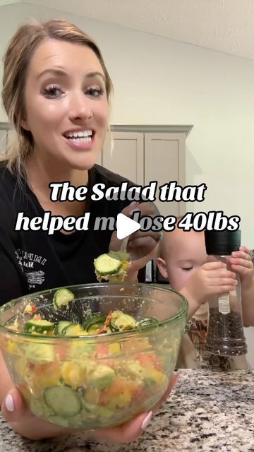 Haley Hogan on Instagram: "The salad the helped me lose 40lbs after I had a baby!   3 mini cucumbers  2 tomatoes  1 bell peppers  1 avacado  1 garlic clove Garlic powder Salt & Pepper   #weightloss #postpartumweightloss #healthyrecipes #healthyfood #healthylifestyle #healthyeating #healthy" Crudite Lunch Ideas, Meal Salads Recipes Healthy, Delicious Salad Recipes Healthy, Low Fat Snacks Healthy, Mini Cucumber Salad, Tiffany Plate Food Diet, Healthy Food Videos Recipes, Meals For Weight Losing, Easy Healthy Lunch Ideas For Work