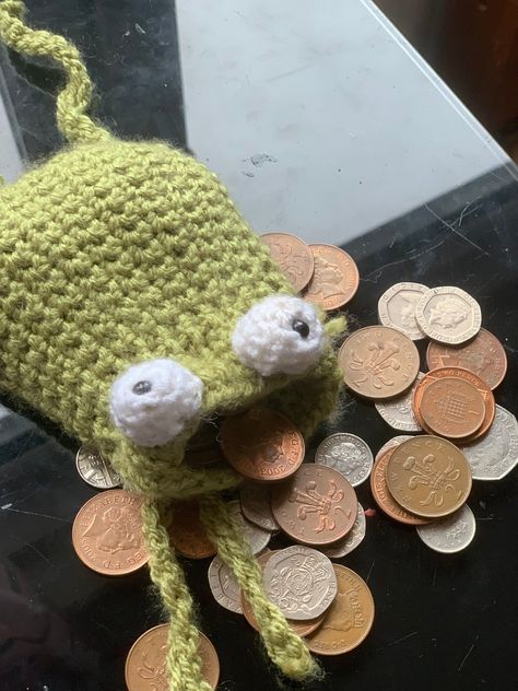 This silly frog can help keep ahold of your things! Like money, medicine, small toys, keys, etc. it's funny and practical! Made with green wool, but if you would like a different colour you can request it. Handmade by me 🤗 Silly Frog, Funny Crochet, Easy Crochet Animals, Crochet Frog, Crochet Humor, Crochet Pouch, Crochet Design Pattern, Small Toys, Crochet Fashion Patterns