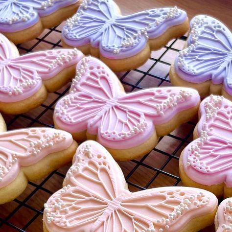 Sweets by Becca on Instagram: "Butterfly cookies for Bonnie’s magical 1st bday 🦋" Butterfly Fondant Cookies, Butterfly Sugar Cookies Decorated, Butterfly Cookies Decorated, Butterfly Sugar Cookies, Butterfly Cookies, Royal Iced Cookies, Fondant Cookies, Beautiful Cookies, Butterfly Birthday