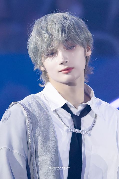 Huening Kai White Hair, Blue Hair Hueningkai, Txt Hyungkai, Txt 2024, Hyuning Kai, Heuning Kai, Txt Kai, Txt Members, Kpop Stage