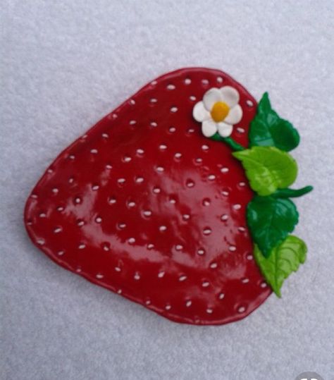 Polymer Clay Strawberry, Clay Strawberry, Strawberry Stuff, Strawberry Ring, Strawberry Kitchen, Clay Plates, Trinket Jewelry, Strawberry Decorations, Diy Xmas Gifts