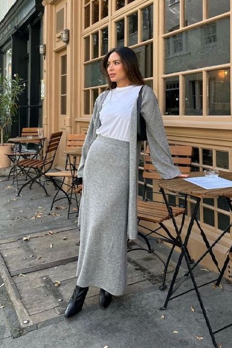 Knit Maxi Skirt Outfit, Duster Cardigan Outfit, Duster Outfit, What To Wear In Paris, Simple Fall Outfits, Streets Of Paris, Maxi Skirt Outfits, Casual Outfit Inspiration, French Girl Style